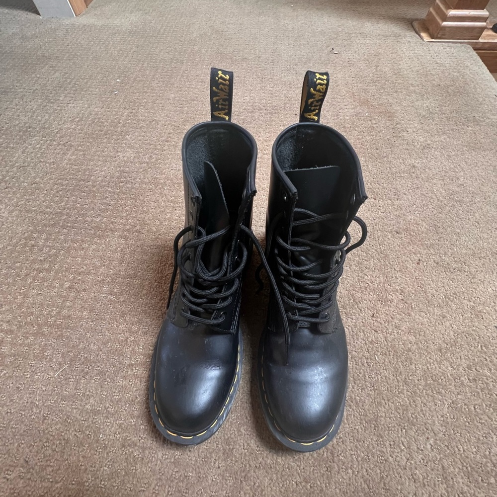 Doc Martens - size W8